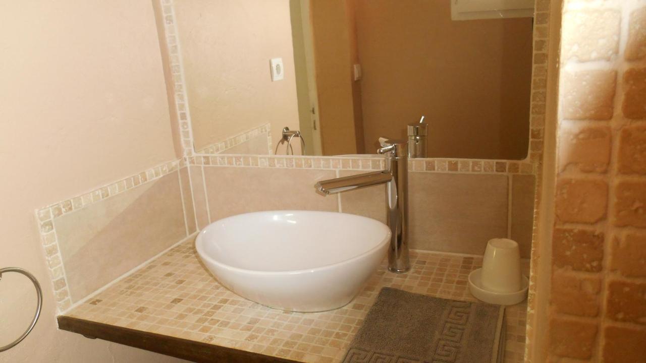 Agreable Studio Pres De St Remy De Provence Eyragues Exterior photo