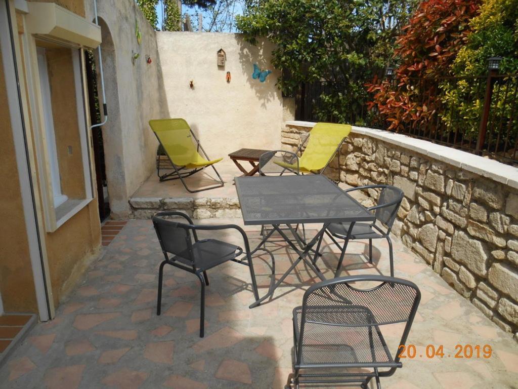 Agreable Studio Pres De St Remy De Provence Eyragues Exterior photo