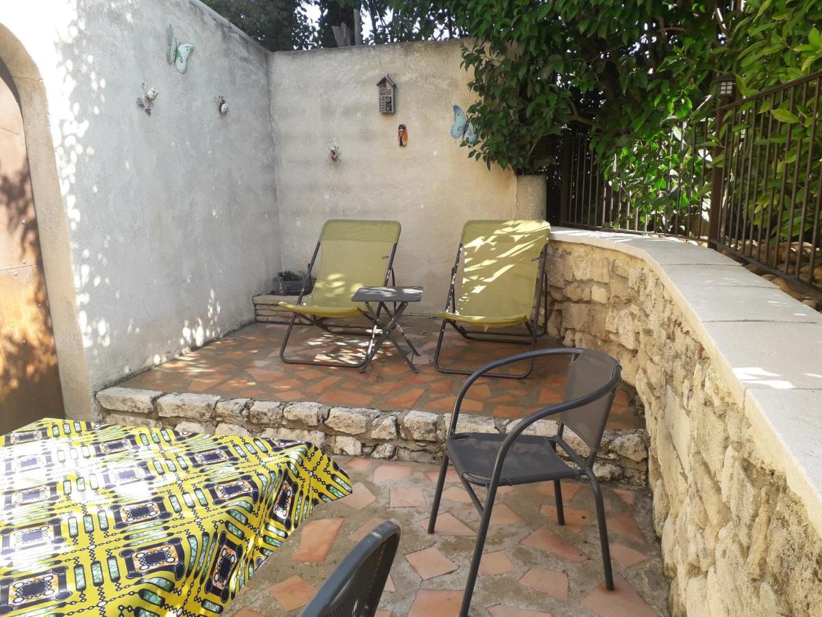 Agreable Studio Pres De St Remy De Provence Eyragues Exterior photo
